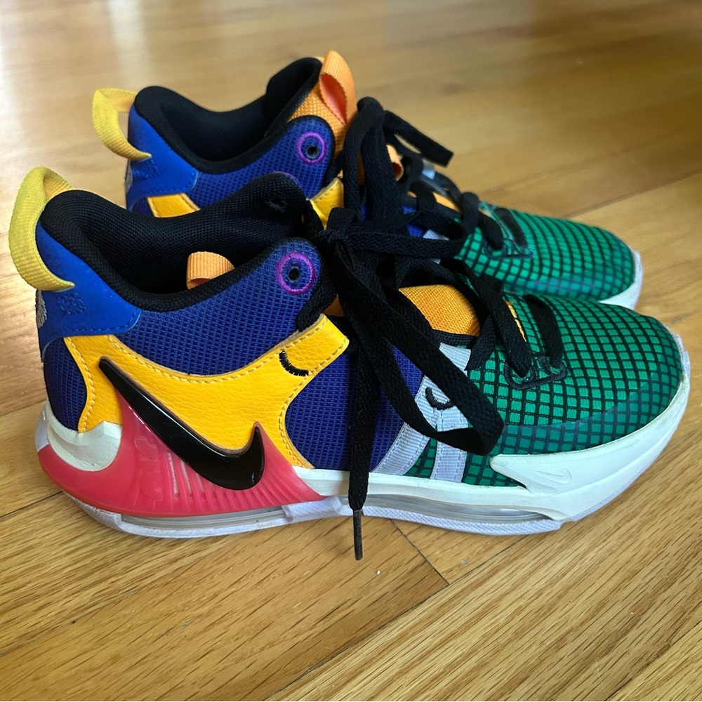 Nike LeBron Witness 7 GS 'Multi-Color' Size 4Y